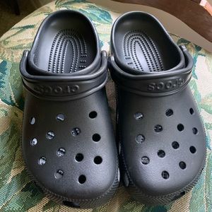 Black CROCS - unisex 8/6